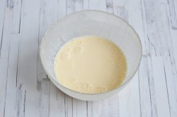 Рулетики из яичных блинчиков с начинкой - шаг 3