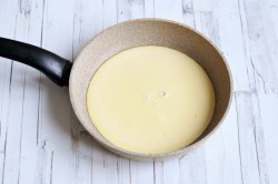 Рулетики из яичных блинчиков с начинкой - шаг 4