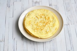 Рулетики из яичных блинчиков с начинкой - шаг 5