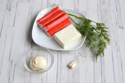 Рулетики из яичных блинчиков с начинкой - шаг 6