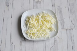 Рулетики из яичных блинчиков с начинкой - шаг 8