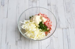 Рулетики из яичных блинчиков с начинкой - шаг 10