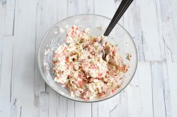 Рулетики из яичных блинчиков с начинкой - шаг 11