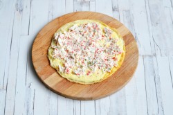 Рулетики из яичных блинчиков с начинкой - шаг 12