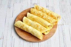 Рулетики из яичных блинчиков с начинкой - шаг 13