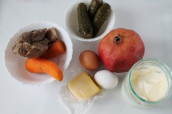 Салат гранатовые бусы на снегу - шаг 1