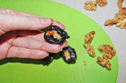 Салат Черный жемчуг с черносливом - шаг 4