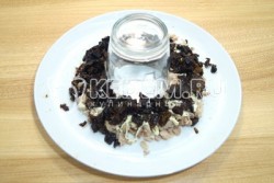 Салат Дамский каприз с куриными бедрышками - шаг 2 Салат Дамский каприз с куриными бедрышками - шаг 2