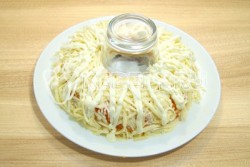 Салат Дамский каприз с куриными бедрышками - шаг 5 Салат Дамский каприз с куриными бедрышками - шаг 5