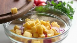 Салат Гармония маслины сыр помидоры без майонеза - шаг 3