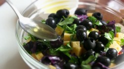 Салат Гармония маслины сыр помидоры без майонеза - шаг 5