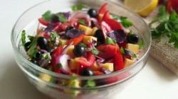 Салат Гармония маслины сыр помидоры без майонеза - шаг 6