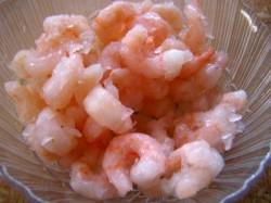 Салат из кальмаров креветок мидий икры - шаг 1