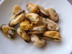 Салат из кальмаров креветок мидий икры - шаг 2