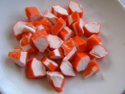 Салат из кальмаров креветок мидий икры - шаг 4