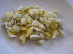 Салат из кальмаров креветок мидий икры - шаг 5