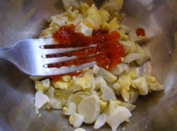 Салат из кальмаров креветок мидий икры - шаг 6