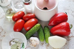 Салат из лука перца огурцов и помидоров на зиму - шаг 1