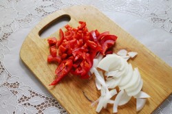 Салат из лука перца огурцов и помидоров на зиму - шаг 2