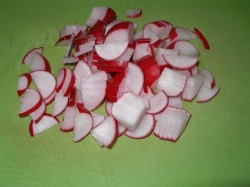 Салат из весенних овощей с яйцом и майонезом - шаг 4