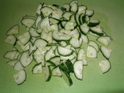 Салат из весенних овощей с яйцом и майонезом - шаг 5