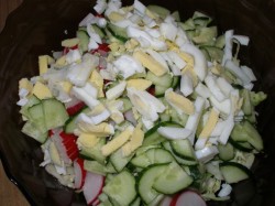 Салат из весенних овощей с яйцом и майонезом - шаг 6