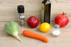 Простой салат из зеленой редьки с морковью - шаг 1