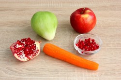 Простой салат из зеленой редьки с морковью - шаг 3