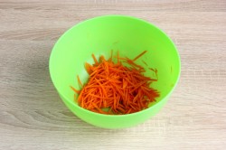 Простой салат из зеленой редьки с морковью - шаг 4