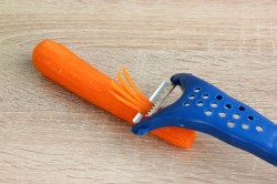 Простой салат из зеленой редьки с морковью - шаг 5