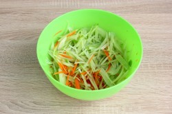 Простой салат из зеленой редьки с морковью - шаг 6
