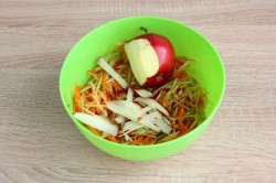 Простой салат из зеленой редьки с морковью - шаг 7