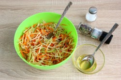 Простой салат из зеленой редьки с морковью - шаг 8