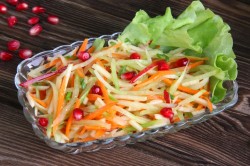 Простой салат из зеленой редьки с морковью - шаг 9