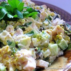 Салат копченая курочка с черносливом и авокадо