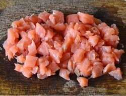 Салат с красной рыбой и креветками слоями - шаг 2