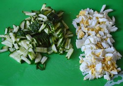 Салат с красной рыбой и креветками слоями - шаг 3