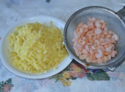 Салат с красной рыбой и креветками слоями - шаг 4