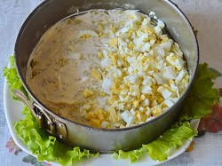 Салат с красной рыбой и креветками слоями - шаг 6