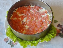 Салат с красной рыбой и креветками слоями - шаг 7