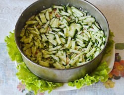 Салат с красной рыбой и креветками слоями - шаг 8