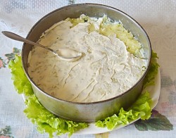 Салат с красной рыбой и креветками слоями - шаг 9