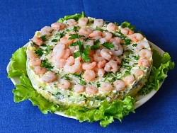 Салат с красной рыбой и креветками слоями - шаг 10