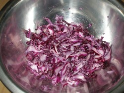 Салат из краснокочанной капусты с овощами и зеленым горошком - шаг 1 Салат из краснокочанной капусты с овощами и зеленым горошком - шаг 1