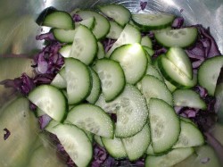 Салат из краснокочанной капусты с овощами и зеленым горошком - шаг 2 Салат из краснокочанной капусты с овощами и зеленым горошком - шаг 2