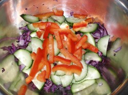 Салат из краснокочанной капусты с овощами и зеленым горошком - шаг 3 Салат из краснокочанной капусты с овощами и зеленым горошком - шаг 3