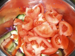 Салат из краснокочанной капусты с овощами и зеленым горошком - шаг 4 Салат из краснокочанной капусты с овощами и зеленым горошком - шаг 4