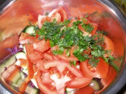 Салат из краснокочанной капусты с овощами и зеленым горошком - шаг 5 Салат из краснокочанной капусты с овощами и зеленым горошком - шаг 5