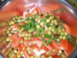 Салат из краснокочанной капусты с овощами и зеленым горошком - шаг 6 Салат из краснокочанной капусты с овощами и зеленым горошком - шаг 6