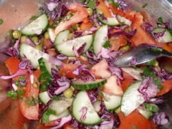 Салат из краснокочанной капусты с овощами и зеленым горошком - шаг 7 Салат из краснокочанной капусты с овощами и зеленым горошком - шаг 7